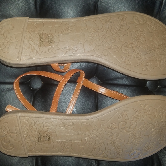 🎉Sale $20 Tan Thong Sandals - Picture 4 of 6